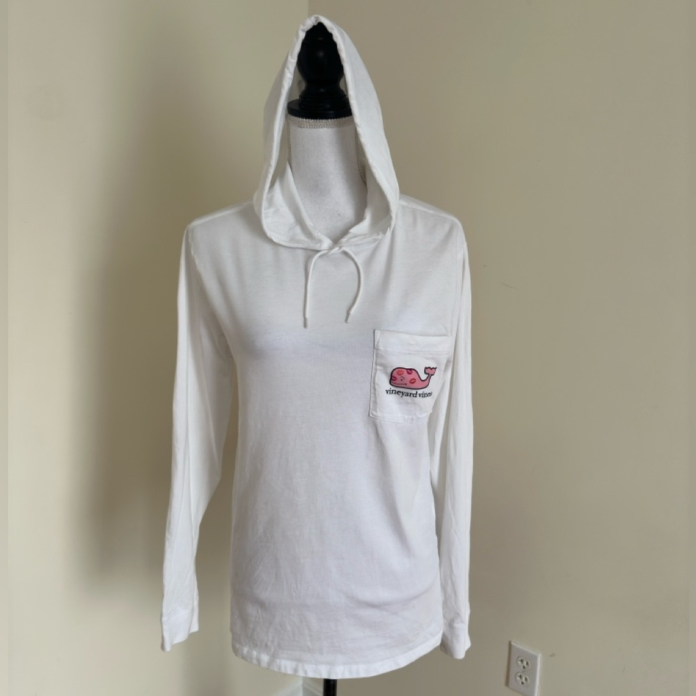 Vineyard vines || Woman’s white hooded t-shirt with kisses on the logo sz XS